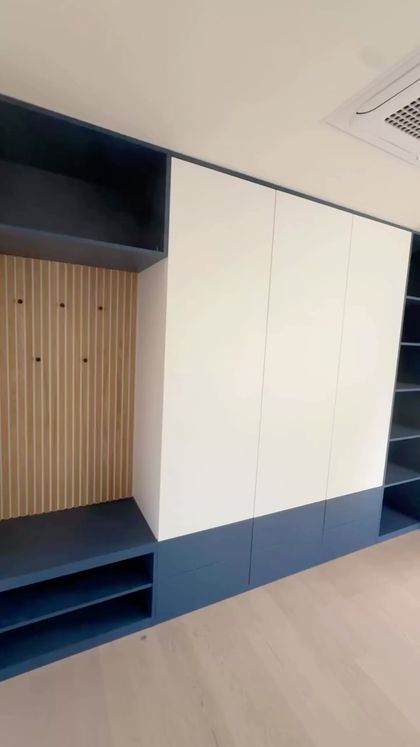 Dětský pokoj číslo jedna z nově zrekonstruovaného domu na kraji Prahy. Zadaní bylo ať je tam modrá a batman 🙃