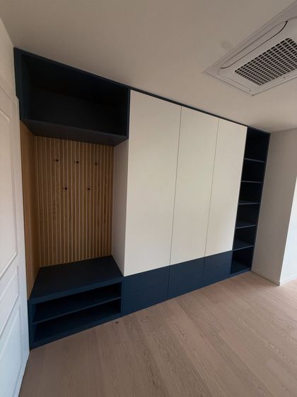 Dětský pokoj číslo jedna z nově zrekonstruovaného domu na kraji Prahy. Zadaní bylo ať je tam modrá a batman 🙃