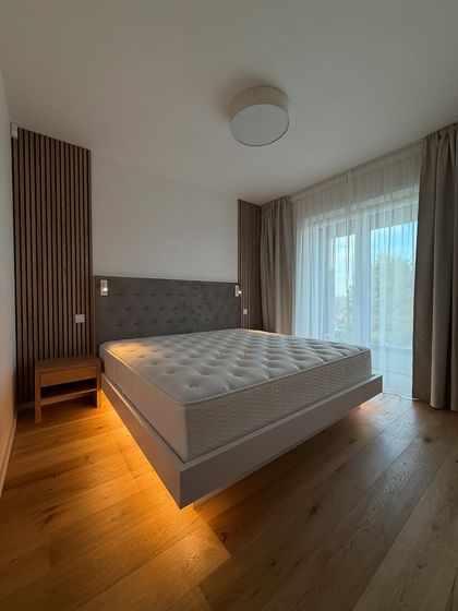 Výroba postele včetně čalounění a pozičních světel